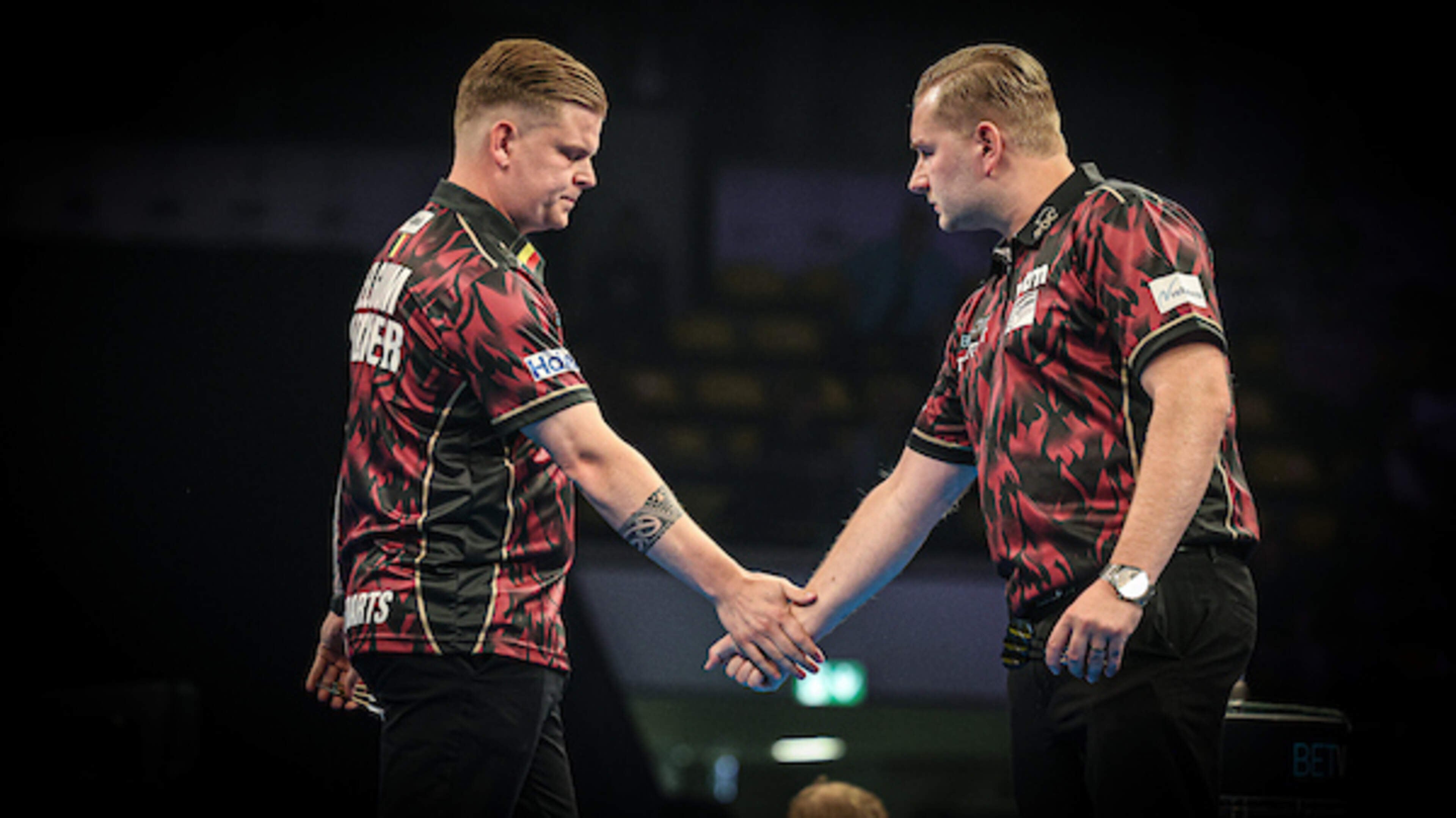 Drama voor België op World Cup of Darts: Dimitri Van den Bergh druipt in tranen af na extreem laag gemiddelde